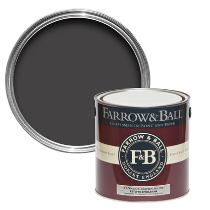 Offene Farbdose von oben von Tanner's Brown, einem dunklen Braun wie Leder mit einer geschlossenen 2,5l Dose Estate Emulsion davor. 