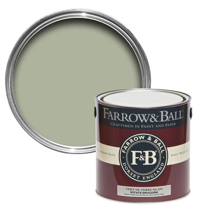 Offene Farbdose von oben von Vert De Terre, einem erdigen Grün mit blauen Untertönen mit einer geschlossenen 2,5l Dose Estate Emulsion davor. 