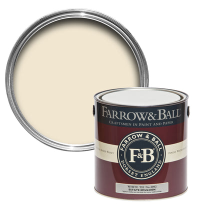 Offene Farbdose von oben von White Tie, einem gebrochenen Weiß wie gestärkte Baumwolle mit einer geschlossenen 2,5l Dose Estate Emulsion davor. 
