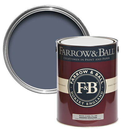 Offene Farbdose von oben von Wine Dark, einem dunklen Blau wie der Nachthimmel, der jedem Raum glamouröse Gemütlichkeit gibt mit einer geschlossenen 5l Dose Modern Emulsion davor. 
