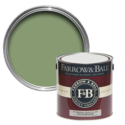 Offene Farbdose von oben von Yearbridge Green, einem satten und wunderschönen Avocado Grün mit einer geschlossenen 2,5l Dose Estate Emulsion davor. 

