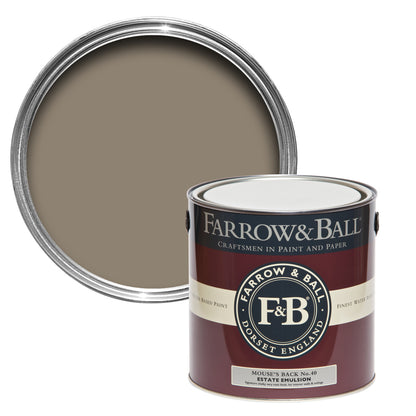 Offene Farbdose von oben von Mouse's Back, einem Braun wie das Fell einer Feldmaus mit einer geschlossenen 2,5l Dose Estate Emulsion davor. 
