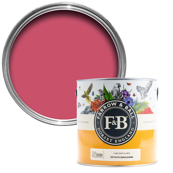 Offene Farbdose von oben von Lake Red, einem Rosa-Rot mit einer geschlossenen 2,5l NHM Dose davor.
